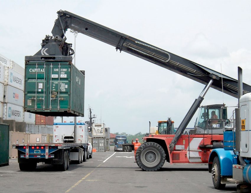 Está permitido adelantar operaciones de exportación, importación y tránsito aduanero de mercancías.